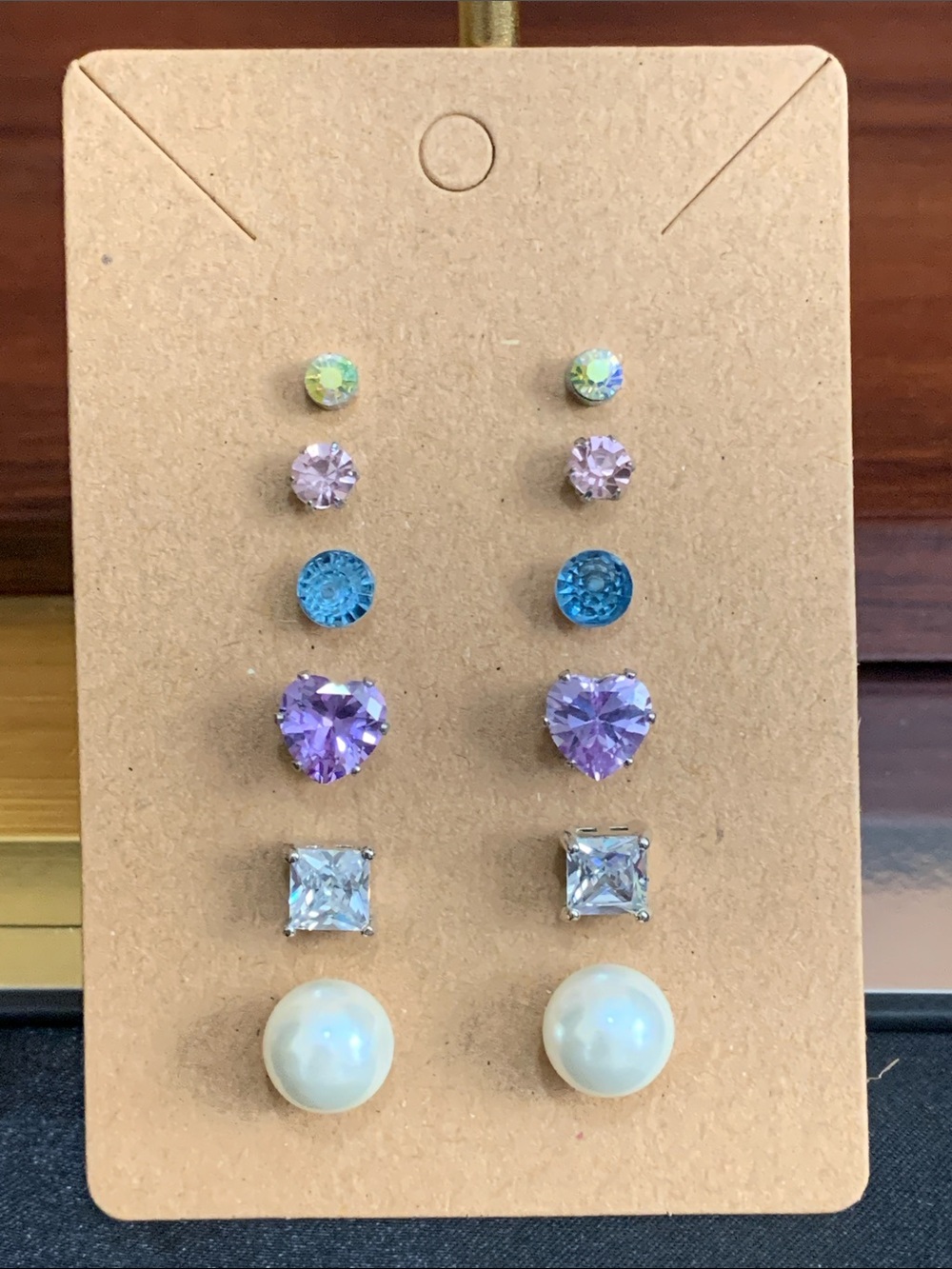 6 pairs of stud earrings
